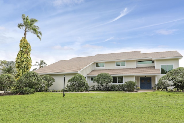 view of front of property featuring a front lawn