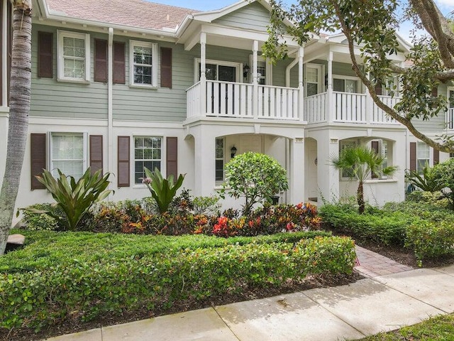 view of front of home featuring a balcony