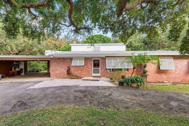 view of front facade featuring a carport