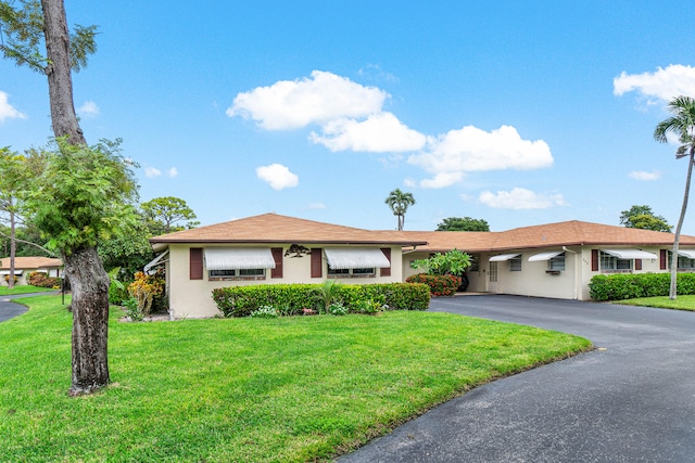 single story home with a front lawn