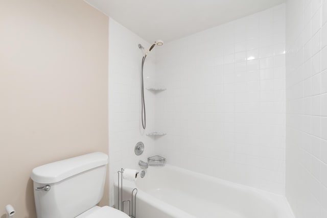 bathroom with tiled shower / bath and toilet