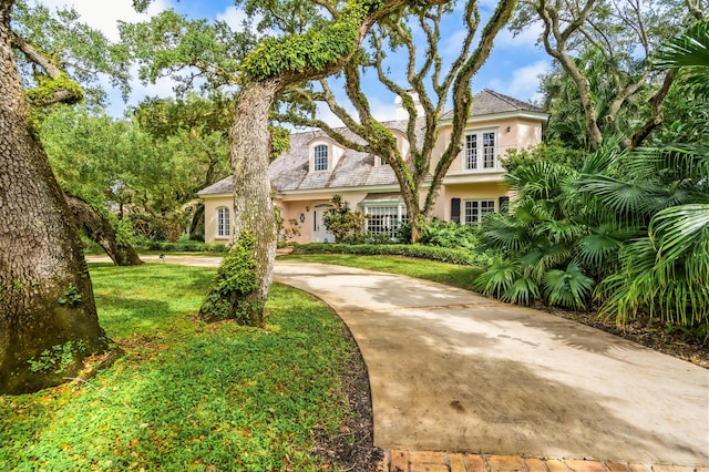 view of front of house with a front lawn