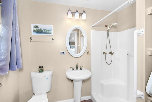 bathroom featuring toilet and a shower with shower curtain