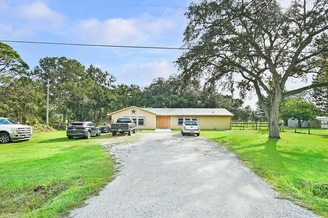 view of front of house featuring a front yard