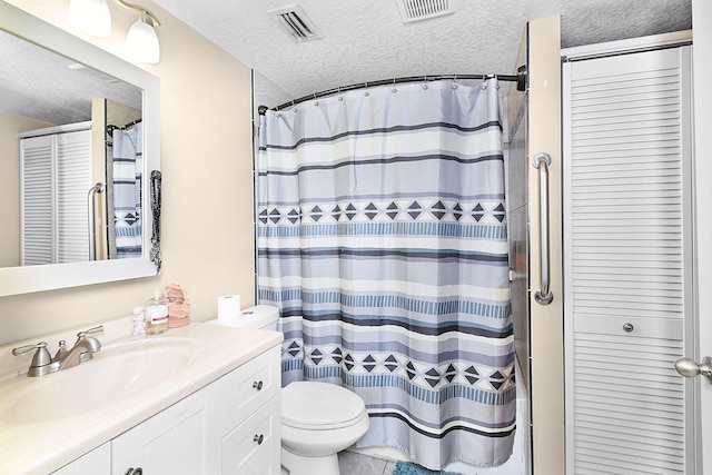 bathroom featuring toilet, a shower with curtain, vanity, and a textured ceiling