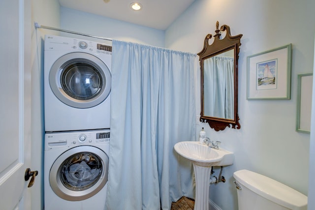 laundry area with sink and stacked washer and clothes dryer