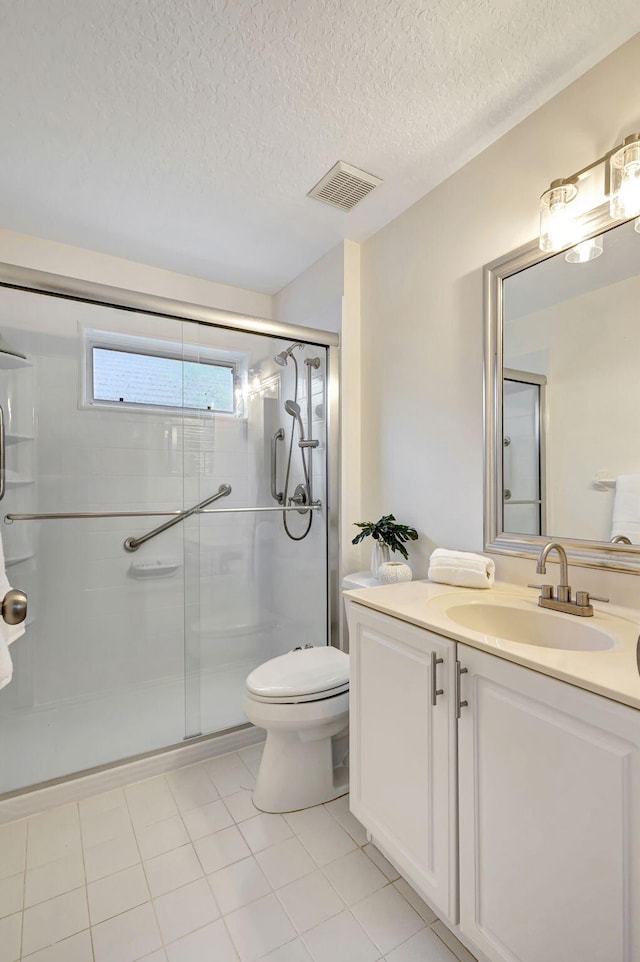 bathroom featuring walk in shower, a textured ceiling, and toilet