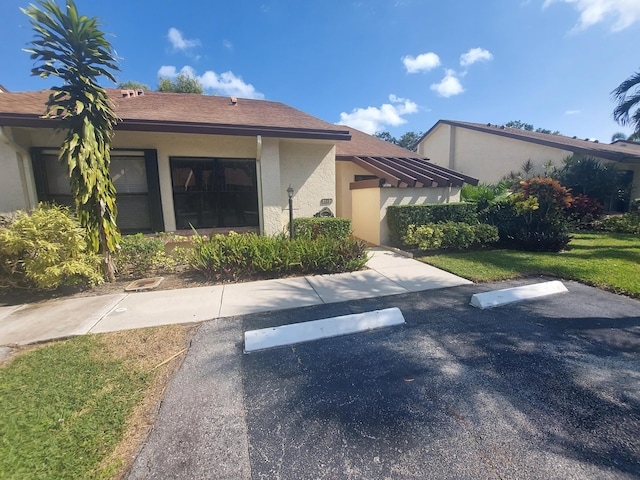 view of front of house featuring a front yard