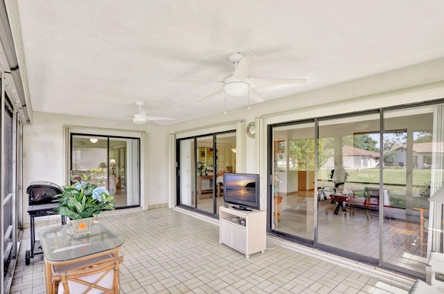 sunroom with ceiling fan