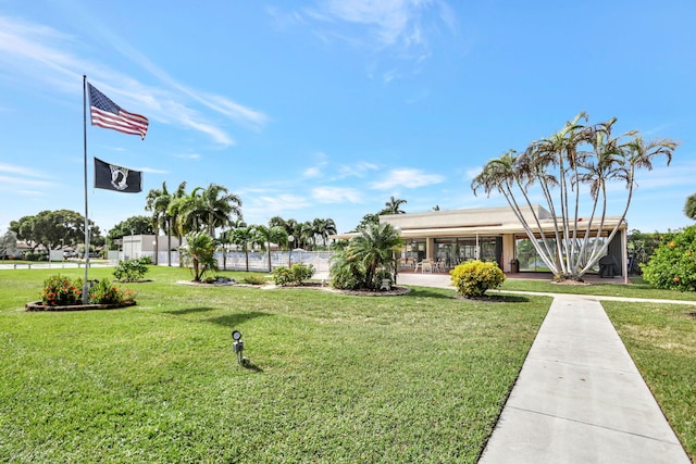 view of front of property featuring a front lawn