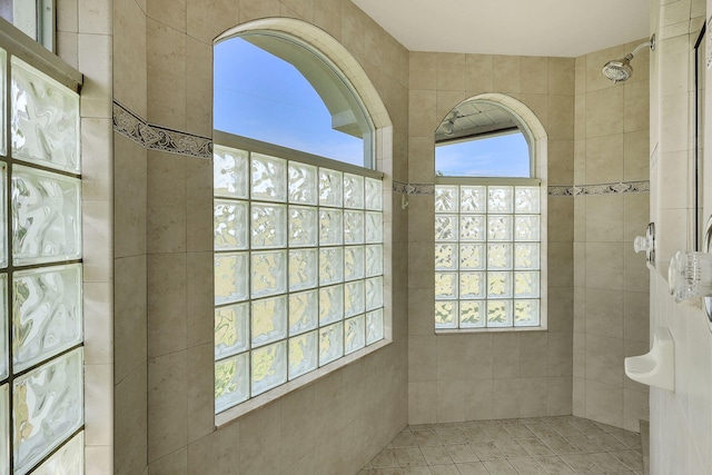 bathroom featuring a tile shower