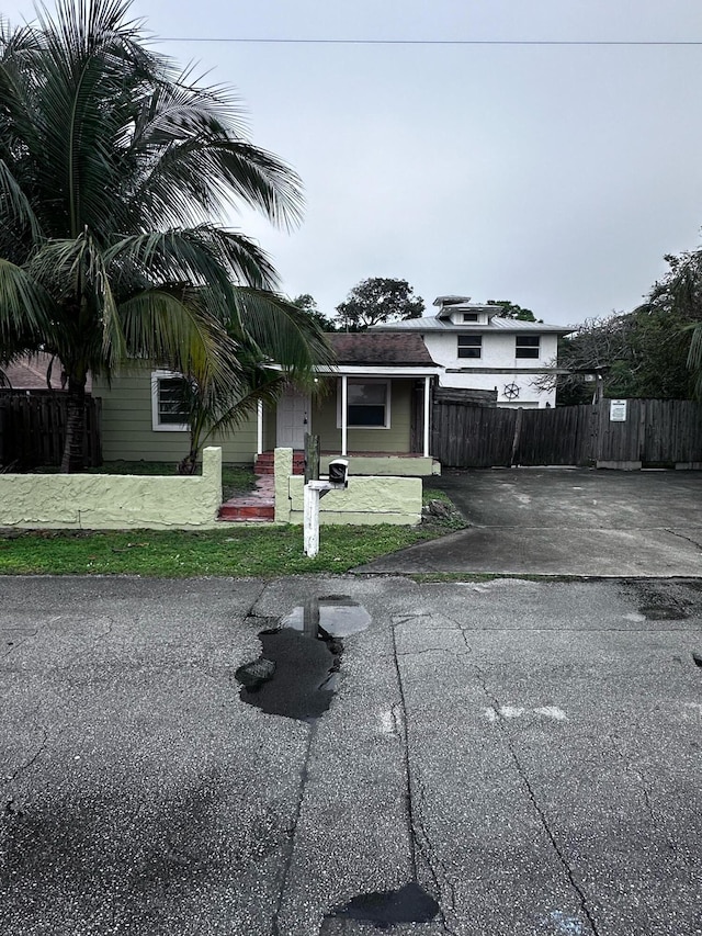 view of front of home featuring a front yard