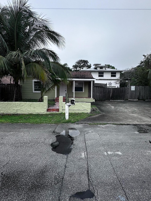 130 NE 4th Ave, Boynton Beach, FL 33435 - view of front of house featuring driveway