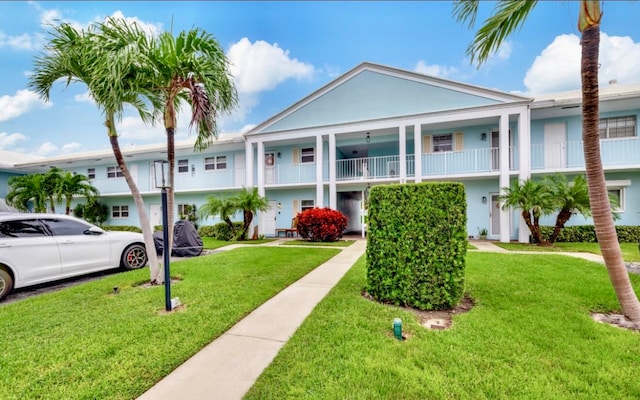 view of front of property featuring a front yard