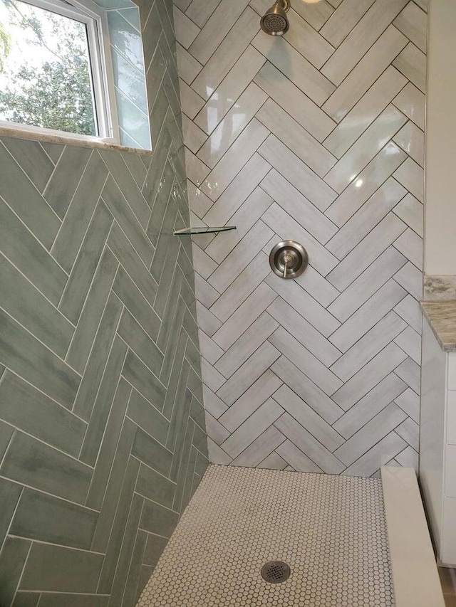 bathroom featuring a tile shower