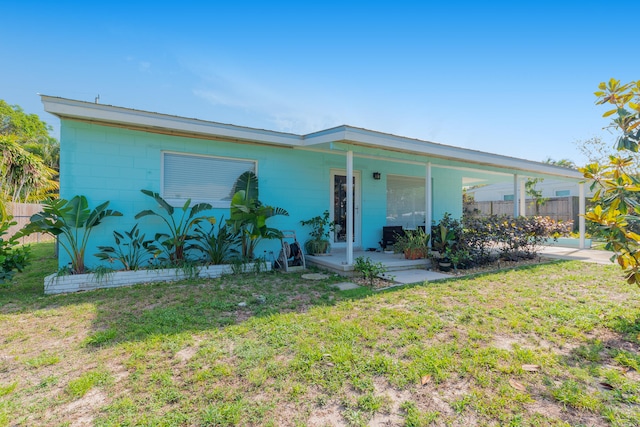 single story home with a front lawn