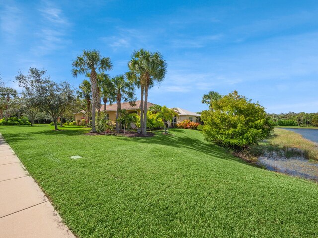 view of yard featuring a water view