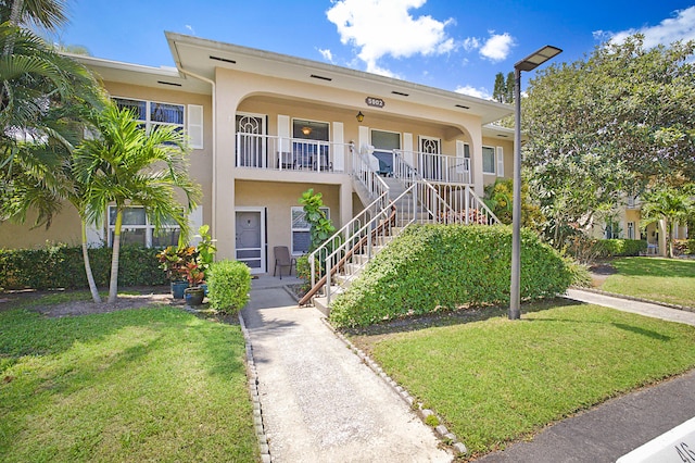 view of front facade with a front yard