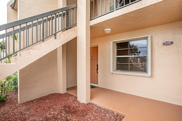 property entrance featuring a balcony