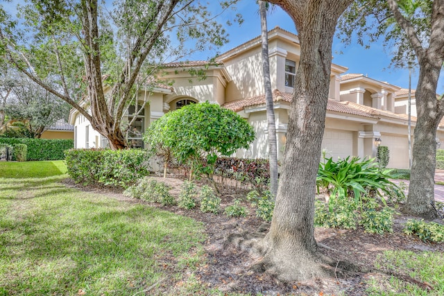 view of front of house featuring a front lawn and a garage