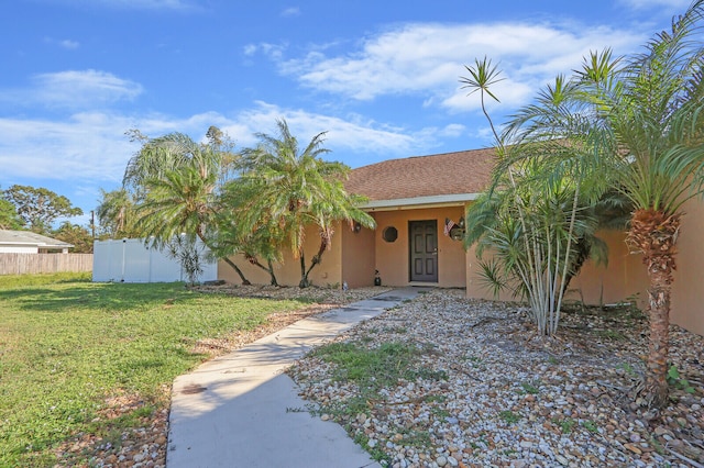 view of front of home featuring a front lawn