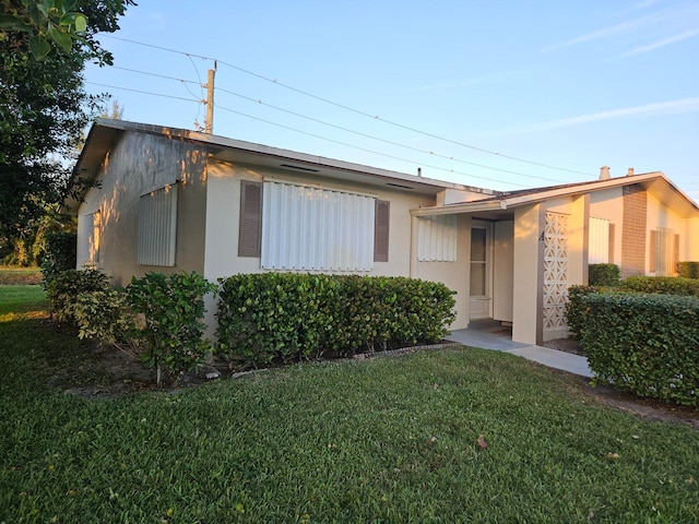 view of front of property featuring a front lawn