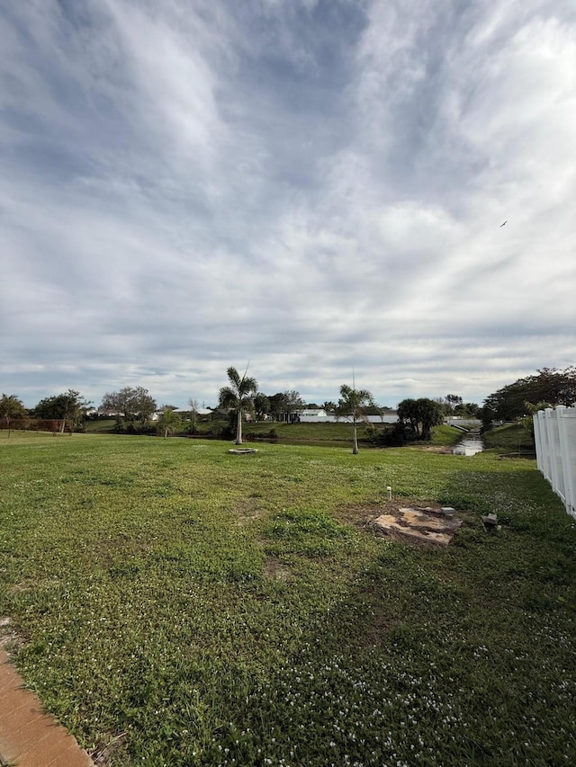 view of yard featuring a rural view