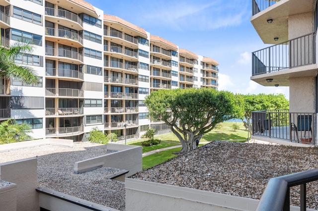 view of apartment building / complex