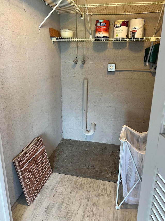 clothes washing area with washer hookup and hardwood / wood-style flooring