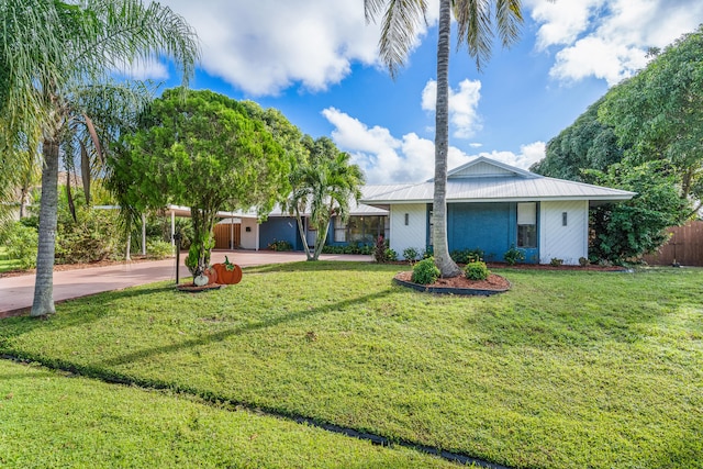 ranch-style house featuring a front yard