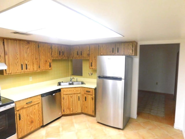 kitchen featuring tasteful backsplash, sink, and stainless steel appliances