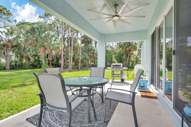 sunroom / solarium featuring ceiling fan