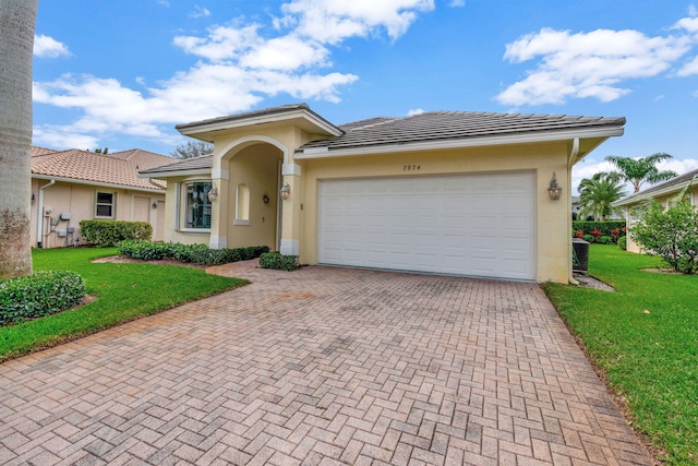 view of front of house featuring a garage and a front yard