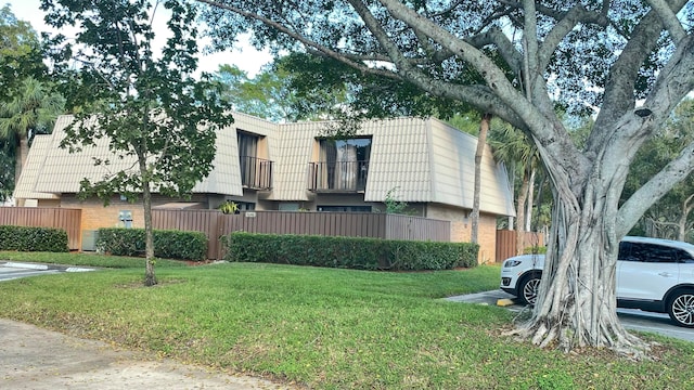 view of front facade featuring a front lawn