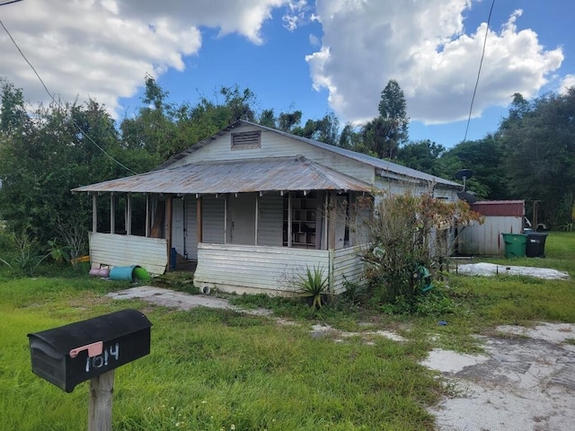 view of front of house featuring a front yard