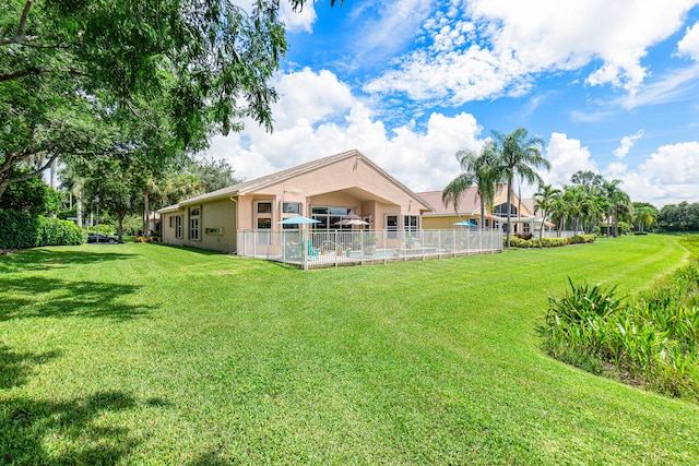 view of yard featuring a pool