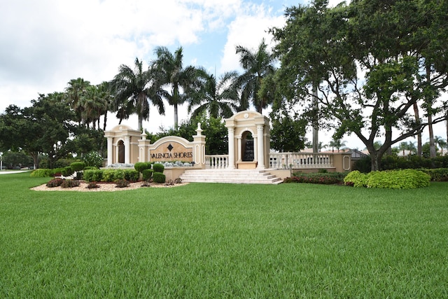 view of community featuring a lawn