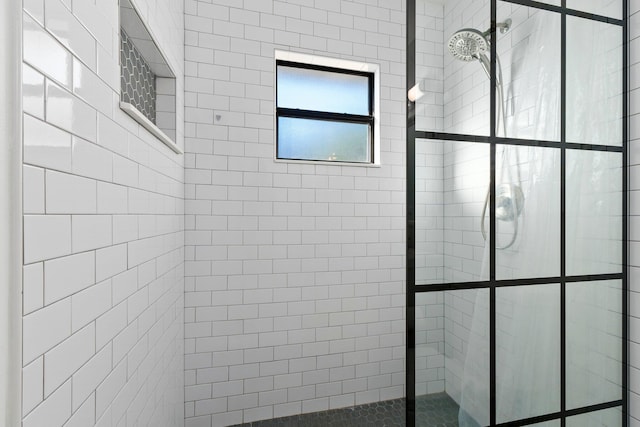 bathroom featuring tiled shower