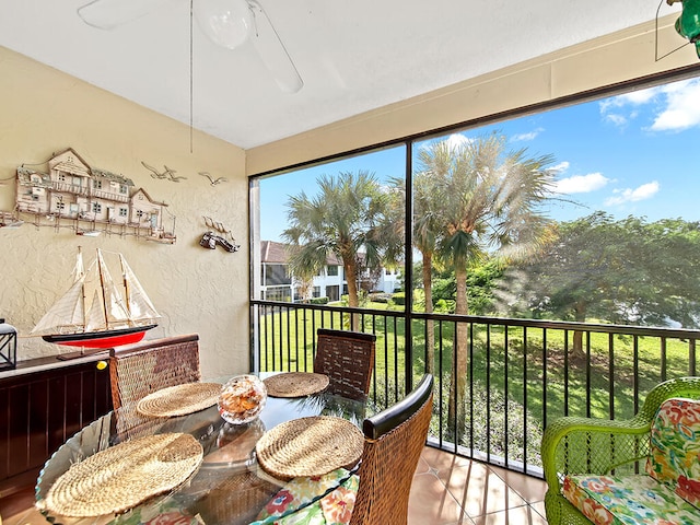 sunroom with ceiling fan