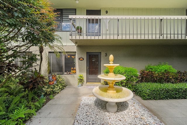 property entrance featuring a balcony