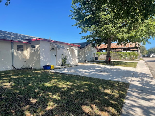 view of front of property with a front lawn