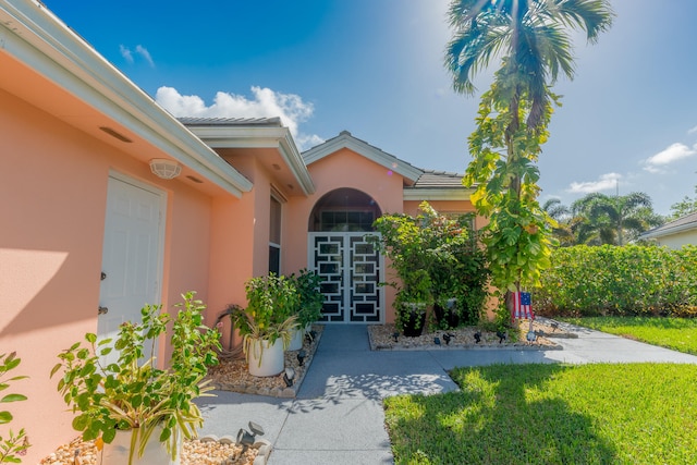 property entrance with a yard