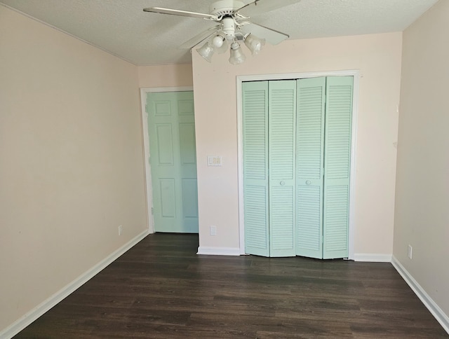 unfurnished bedroom featuring a textured ceiling, dark hardwood / wood-style flooring, a closet, and ceiling fan