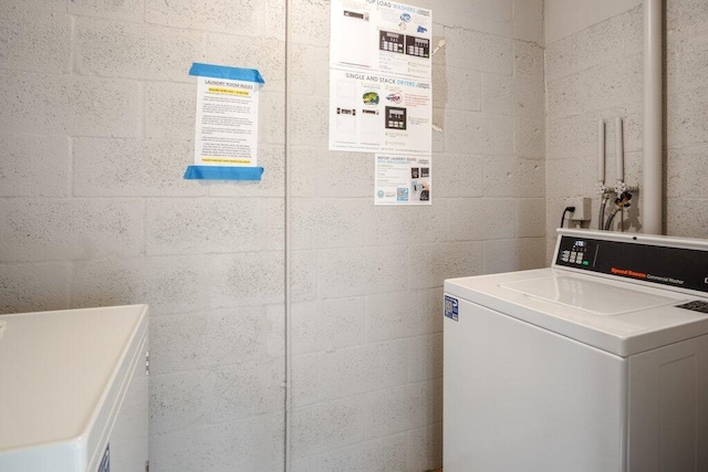 laundry area featuring washer / dryer