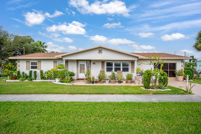 single story home with a front lawn