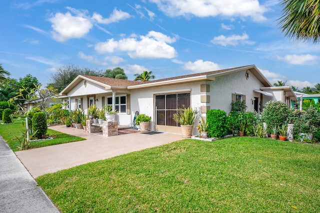 view of front of house featuring a front yard