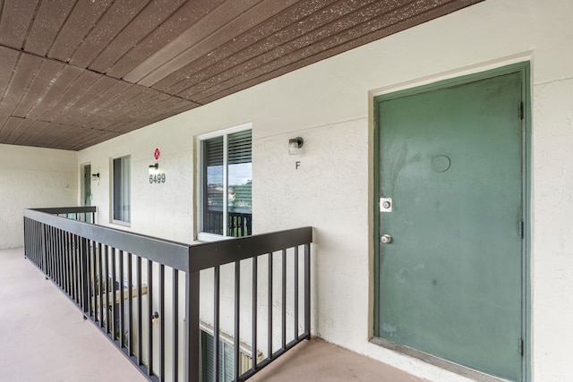 property entrance featuring a balcony