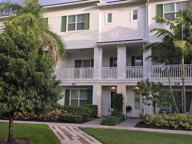 townhome / multi-family property featuring stucco siding