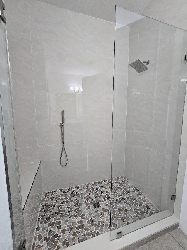 bathroom featuring a tile shower