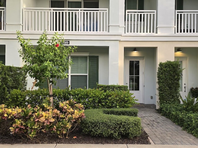 property entrance with stucco siding